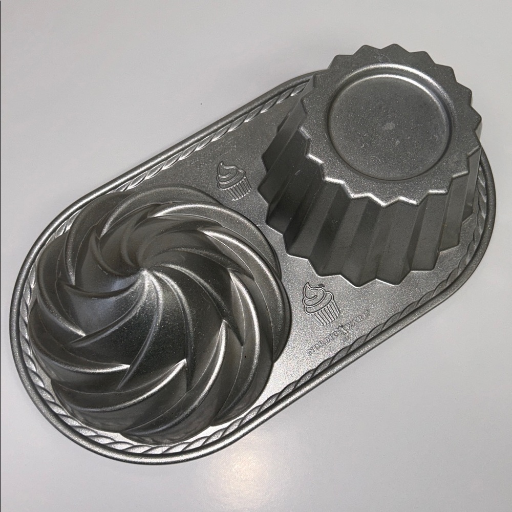 Nordic Ware USA 6 cup /1.4 L  non stick cast metal  “ Cute Cupcake Pan “